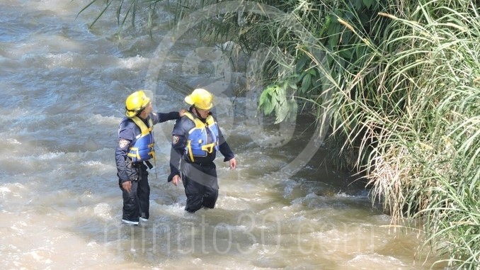 FOTOS: Bomberos recuperaron cadáver de las aguas del río Medellín 6 Búsquda de cuerpo en el río Medellín