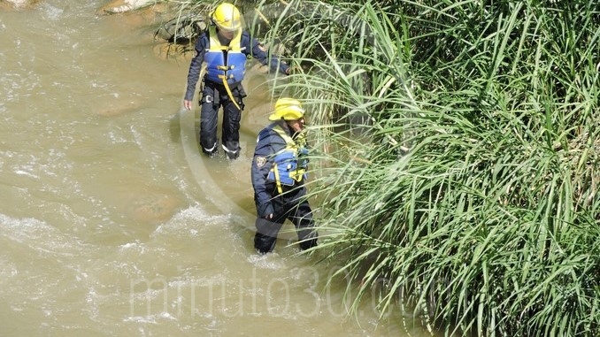 FOTOS: Bomberos recuperaron cadáver de las aguas del río Medellín 4 Búsquda de cuerpo en el río Medellín