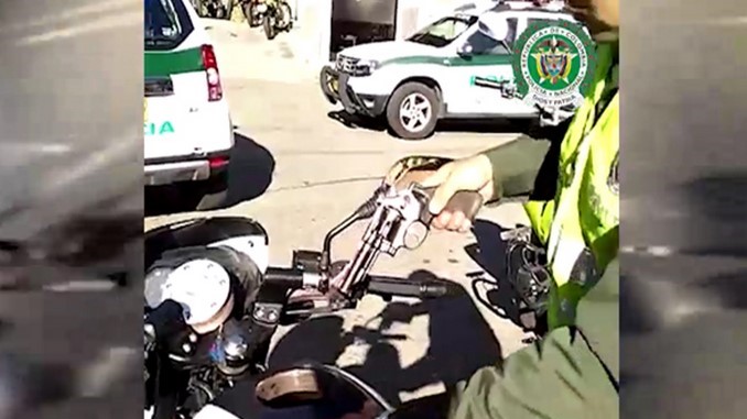 FOTOS y AUDIO: Capturados en El Poblado con armas 'encaletadas' dentro de sus motos 5 Caleta_armas_de_Fuego_motos_4