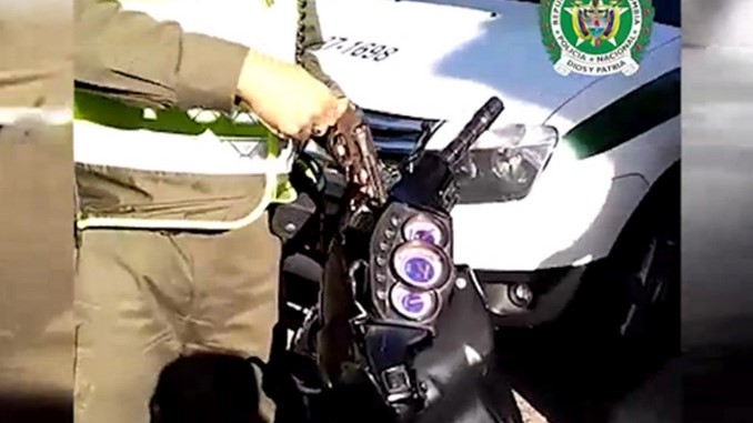 FOTOS y AUDIO: Capturados en El Poblado con armas 'encaletadas' dentro de sus motos 4 Caleta_armas_de_Fuego_motos_4