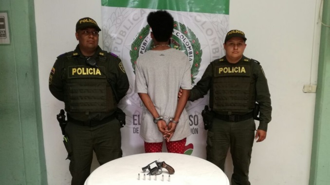 FOTOS: Capturadas dos mujeres armadas en Robledo y San Antonio de Prado 3 Capturada_Arma_de_Fuego
