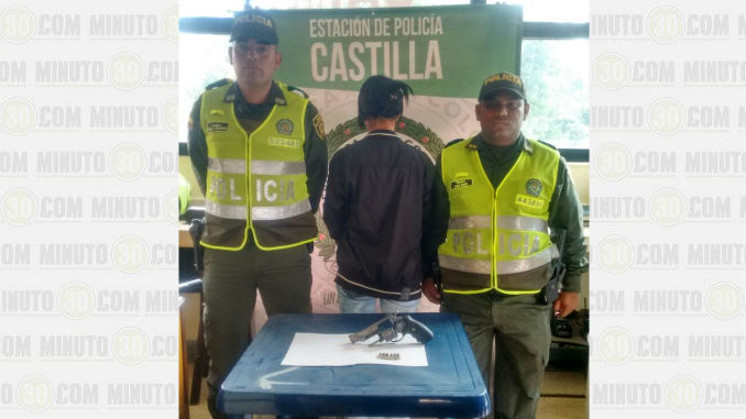 FOTOS: Capturadas dos mujeres armadas en Robledo y San Antonio de Prado 1 Capturada_Robledo_Arma_de_Fuego