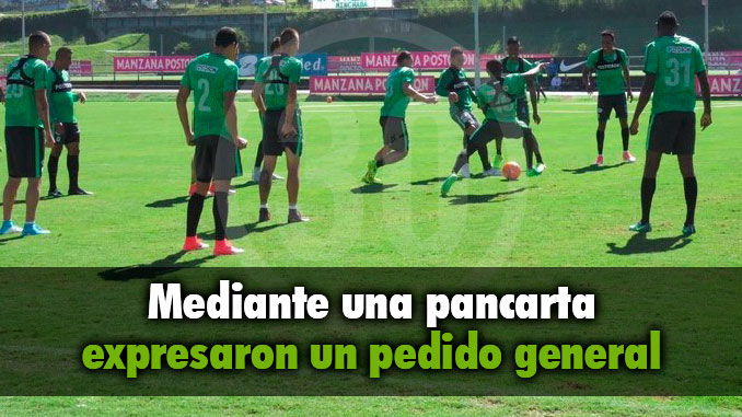 Hinchas de Nacional fueron a la sede y dejaron contundente mensaje 7 Entrenamiento Nacional pancarta 4