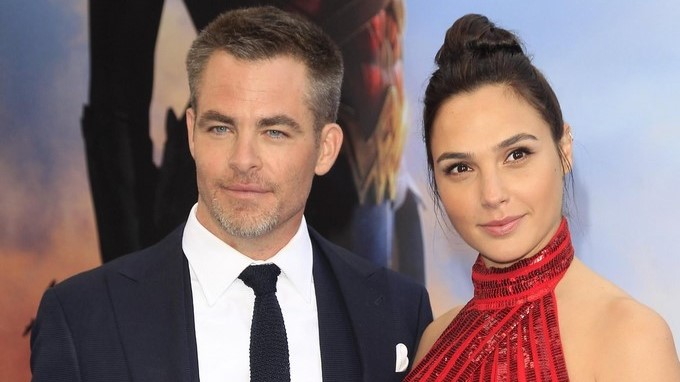 La actriz israelí Gal Gadot y el actor estadounidense Chris Pine posan para los fotógrafos a su llegada a la presentación mundial de la película Wonder Woman en el cine Pantages Theatre de Hollywood, California (Estados Unidos), el pasado 25 de mayo de 2017. EFEArchivo