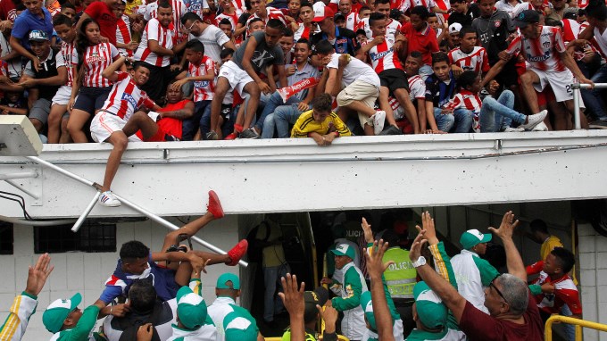 FOTOS: La caída de una baranda deja tres heridos en la presentación de Teo Gutiérrez con Junior 1 JUNIOR2