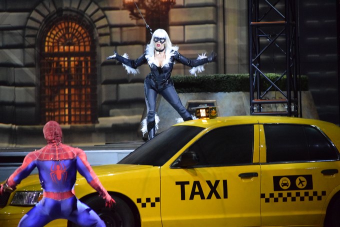 De la pantalla a un escenario donde casi se pueden tocar con las manos, los superhéroes creados por los cómics del Universo Marvel vuelven este verano con una superproducción de casi dos horas, llena de acrobacias, combates de artes marciales, persecuciones con motos y mucha pirotecnia. EFE