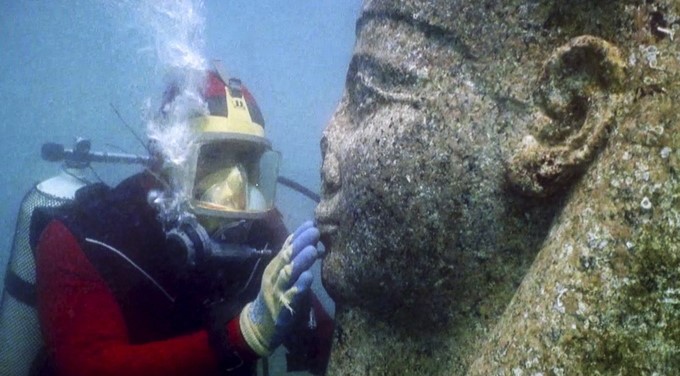 Fotografía facilitada por el Museo Rietberg, de un buzo que practica una exhumación submarina en la Bahía de Aboukir, a pocos kilómetros al este de Alejandría, de una de las estatuas que forman parte de la muestra, los Misterios de Osiris, uno de los mayores mitos fundadores de Egipto y que marca el inicio del reino de los faraones, expuesta desde hoy en el Museo Rietberg de Zúrich. EFE