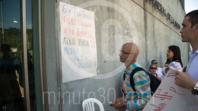 VIDEO y FOTOS: Avanza paro de servidores estatales en el búnker de la Fiscalía 5 Planton_Fiscalia_2.jpg