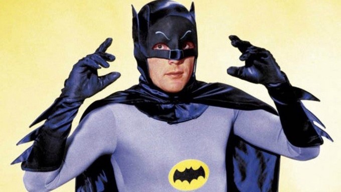 El actor estadounidense Adam West, recordado por darle vida al "Batman" televisivo/ Tomada de Sopitas