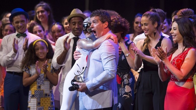 El actor y director malagueño Antonio Banderas (3-d) recibe un premio de la Escuela Superior de Artes Escénicas de Málaga (Esaem), durante el acto celebrado esta noche en el Teatro Cervantes de la capital andaluza. EFE
