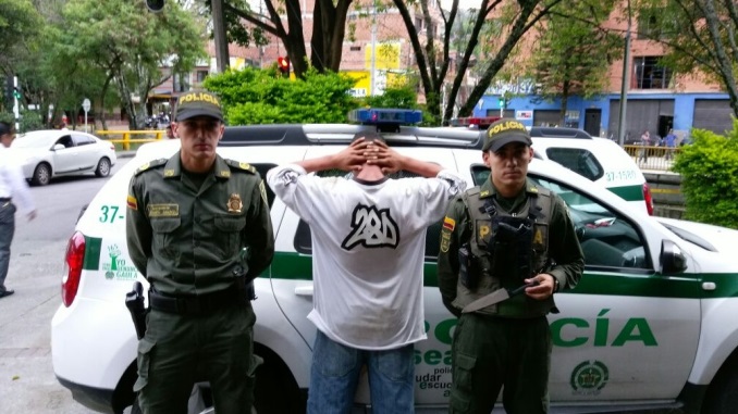 Con una pistola y una arma blanca un menor y un joven de 19 años asaltaron a un ciudadano 1 asalto San Javier