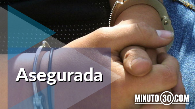 Aseguramiento domiciliario a mujer capturada en flagrancia con un arma de fuego 3 mujer asegurada