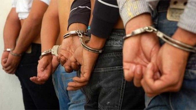 Seis hombres se movilizaban en un taxi con un arma hechiza y fueron capturados 1 banda2
