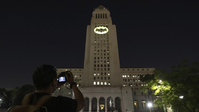 Una multitud de fans observan la "bat-señal" proyectada en la fachada del Ayuntamiento de Los Ángeles, California (Estados Unidos) en memoria del fallecido actor estadounidense Adam West. EFE