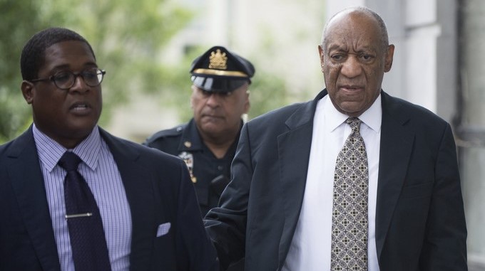 El actor estadounidense Bill Cosby (d) llega a los juzgados del condado de Montgomery en Norriston, Pensilvania (Estados Unidos), este 15 de junio de 2017. EFE