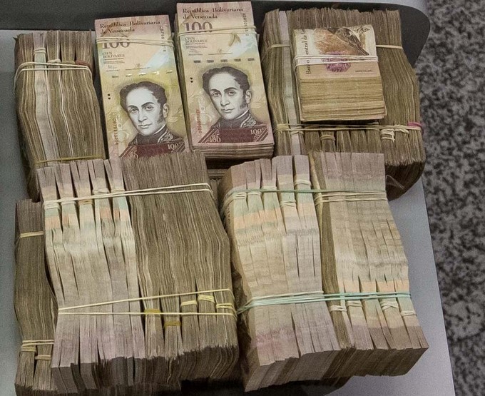Venezolanos sobreviven vendiendo billetes de 100 bolívares en buses de Bogotá 2 bolivares billetes venezolanos