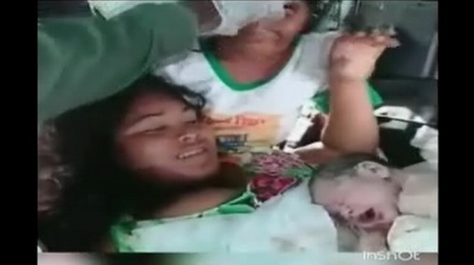 Shirlana Graciele (i) inició la labor de parto en una de las islas que forman el archipiélago de Bailique, en el estado de Amapá (norte de Brasil), lo que obligó a realizar su traslado a una clínica de Macapá, la capital regional, en un helicóptero del Grupo Táctico Aéreo. EFE/Archivo