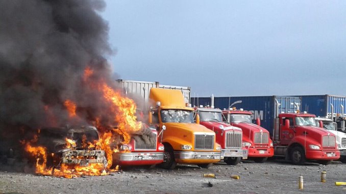 Orden público en Buenaventura. Camiones incinerados