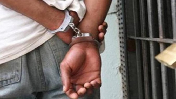 Con un bisturí un 'vendedor ambulante' atracó a un hombre en Tricentenario 1 capturado