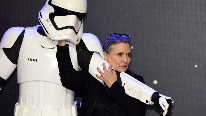 La actriz estadounidense del reparto Carrie Fisher posa junto a uno de los personajes Stormtrooper. EFE/Archivo