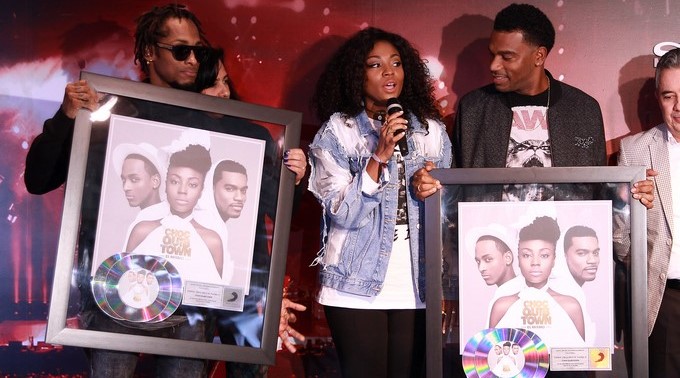 Los integrantes de la agrupación musical ChocQuibTown, Miguel "Slow" Martínez (i), Gloria "Goyo" Martínez (c) y Carlos "Tostato" Valencia (d), fueron registrados este jueves al recibir un Triple Disco Platino por su álbum "El Mismo", en Bogotá (Colombia). EFE