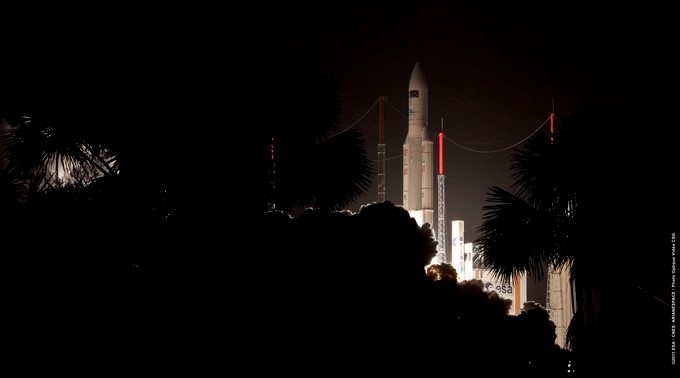 En la imagen, cedida por la Agencia Espacial Europea, lanzamiento del Ariane 5 desde el puerto Espacial Europeo en Kourou en la Guayana Francesa. EFE/Archivo