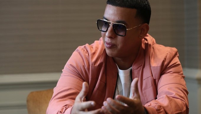 El cantante y empresario puertorriqueño, Daddy Yankee, hoy en Madrid durante una entrevista con la Agencia Efe en la que sentencia que "si buscas educadores en la música, vas a fallar. Educadores hay en la universidad y en las escuelas. Cuando se trata de música, este es un libro sin reglas". EFE
