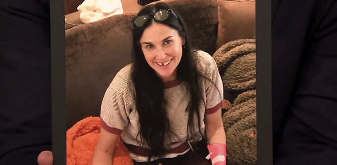 Demi Moore sin diente/ Tomada de Youtube: The Tonight Show Starring Jimmy Fallon