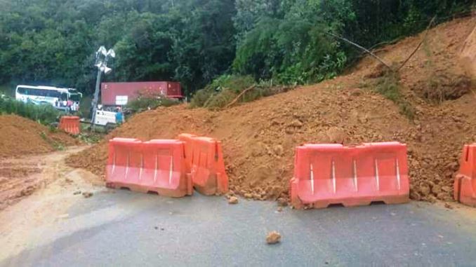 Vía La Pintada - Medellín permanece cerrada por derrumbe