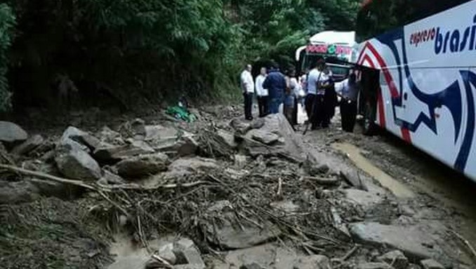 Cierre total en la vía Llanos - Tarazá por derrumbes