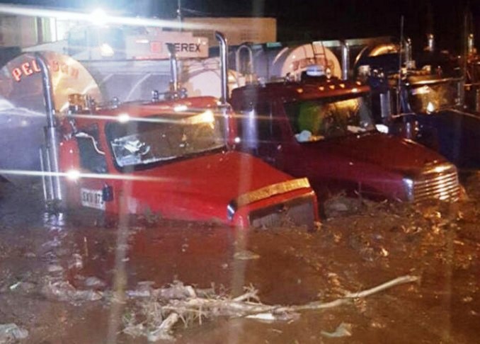 Vehículos quedaron atrapados por deslizamientos en la antigua vía Bogotá - Villavicencio