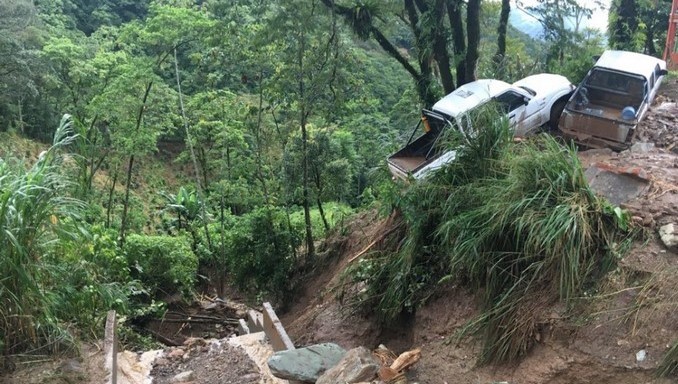Vehículos quedaron atrapados por deslizamientos en la antigua vía Bogotá - Villavicencio