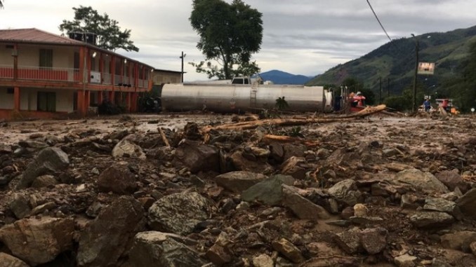 Vehículos quedaron atrapados por deslizamientos en la antigua vía Bogotá - Villavicencio