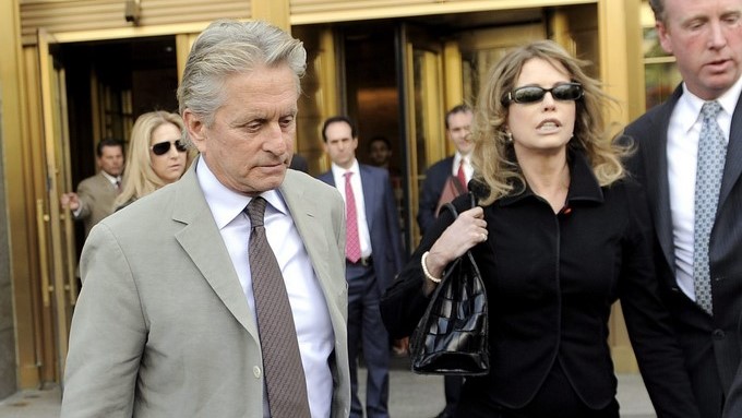 El actor estadounidense Michael Douglas (i) y su ex esposa Diandra Douglas (c) a su salida de la Corte en Nueva York (EEUU) tras la audiencia de hijo Cameron Douglas, por cargos de drogas. EFE/Archivo