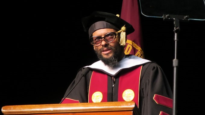 El artista puertorriqueño Draco Rosa ofrece un mensaje de graducación a los estudiantes de la Universidad del Sagrado Corazón (USC) en el Centro de Convenciones de San Juan. EFE