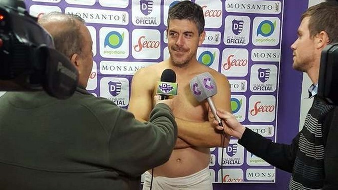 FOTOS: ¿Y este? Entrenador atendió a los periodistas en toalla, sin ropa 2 dt villa dalmine 1