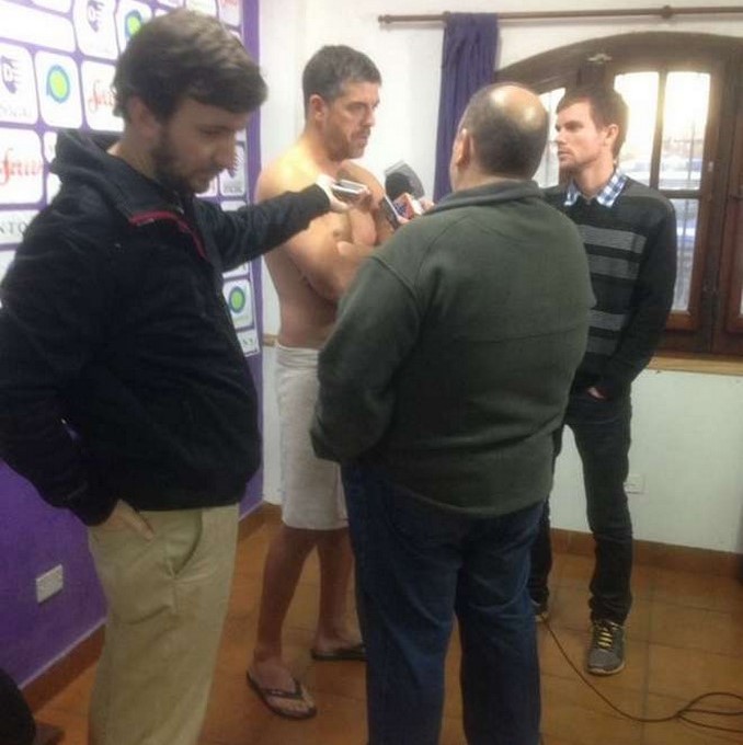 FOTOS: ¿Y este? Entrenador atendió a los periodistas en toalla, sin ropa 3 dt villa dalmine 2