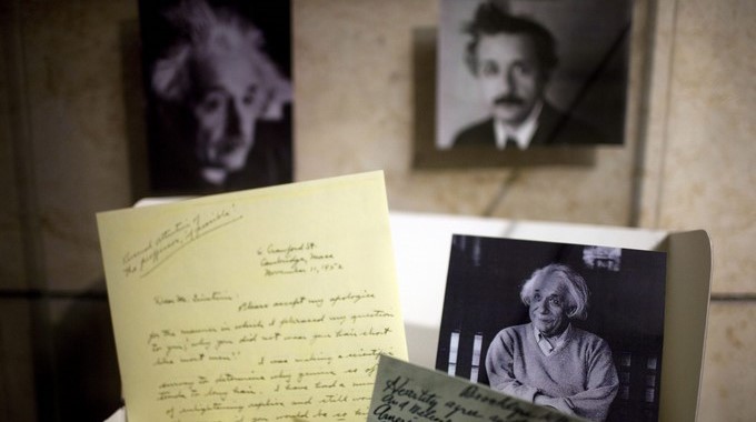 Documentos de Albert Einstein, pertenecientes a los archivos del departamento Albert Einstein de la Universidad Hebrea de Jerusalén, Israel. EFE/Archivo