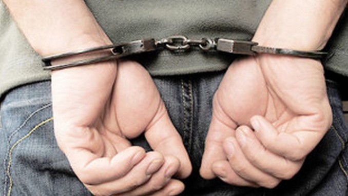 En Robledo Miramar fue capturado un individuo con 135 gramos de marihuana 1 esposado1