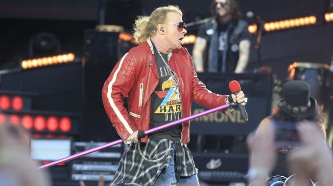 El cantante del grupo estadounidense Guns N´Roses, Axl Rose, durante su actuación en el estadio Vicente Calderón de Madrid. EFE / Victor Lerena.
