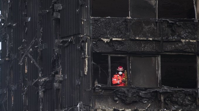 Un bombero inspecciona los restos de la Torre Grenfell, el edificio de apartamentos de 24 plantas en North Kensington, que se incendió el pasado sábado. EFE