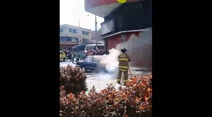 Vehículo se incendió en la calle Colombia