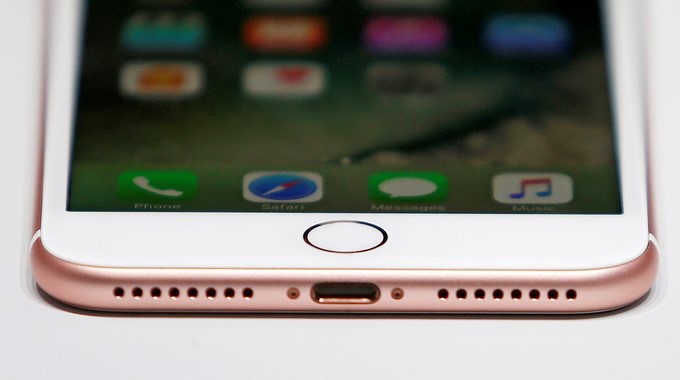 El primer iPhone llegó en un momento en el que el mercado lo dominaban las BlackBerry y los dispositivos de Microsoft. EFE/Archivo