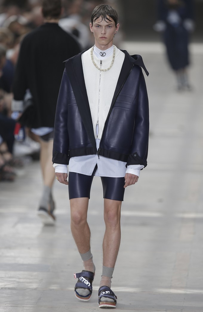 Un modelo desfila con una creación del diseñador Kim Jones para Luis Vuitton para la colección masculina Primavera/Verano 2017, durante la semana de la moda de París, en París (Francia) hoy, 22 de junio de 2017. EFE