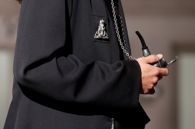 Un modelo presenta una de las creaciones del diseñador japonés Yohji Yamamoto para la primavera/verano 2017 durante la Semana de la Moda masculina de París (Francia) hoy, 22 de junio del 2017. EFE