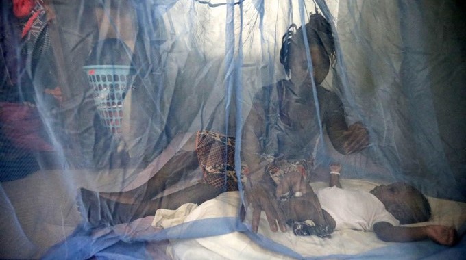 La malaria o paludismo es una enfermedad potencialmente mortal causada por el parásito Plasmodium, y a veces puede conducir a complicaciones graves como la infección cerebral y problemas respiratorios. EFE/Archivo