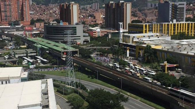 Reportan vías bloqueadas en Medellín por la marcha de docentes