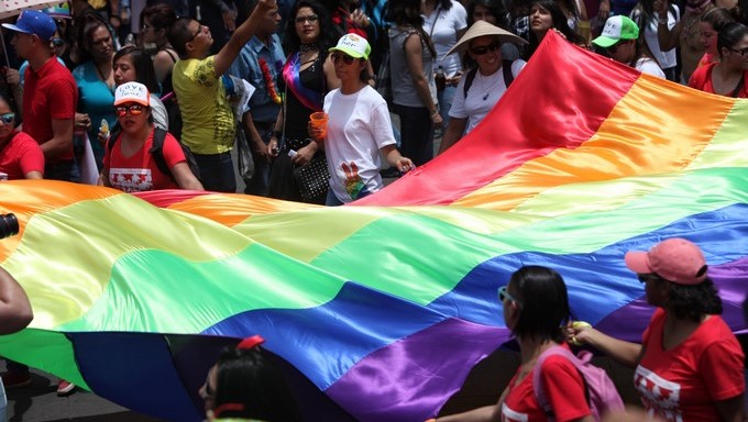 Una bandera de la comunidad LGBT durante una marcha del orgullo. EFE