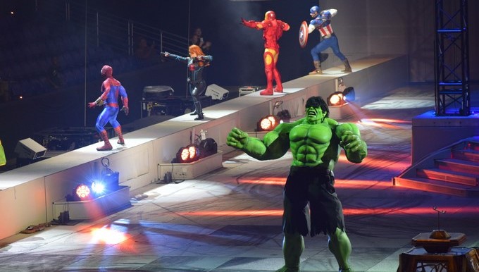 De la pantalla a un escenario donde casi se pueden tocar con las manos, los superhéroes creados por los cómics del Universo Marvel vuelven este verano con una superproducción de casi dos horas, llena de acrobacias, combates de artes marciales, persecuciones con motos y mucha pirotecnia. EFE