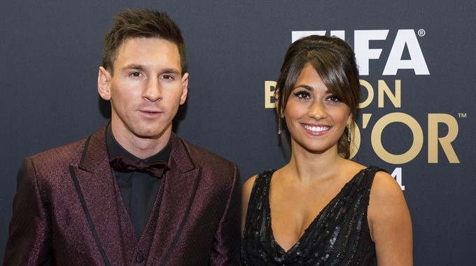 El futbolista argentino Lionel Messi (i) y su novia, Antonella Roccuzzo (d), en la gala del balón de oro 2014. EFE/Archivo